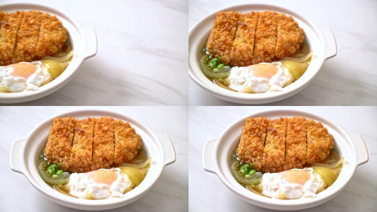 日本炸猪排 (katsudon) 配洋葱汤和鸡蛋-亚洲食品风格