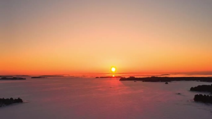 在冰雪覆盖的波罗的海上空，日出的空中过度消失
