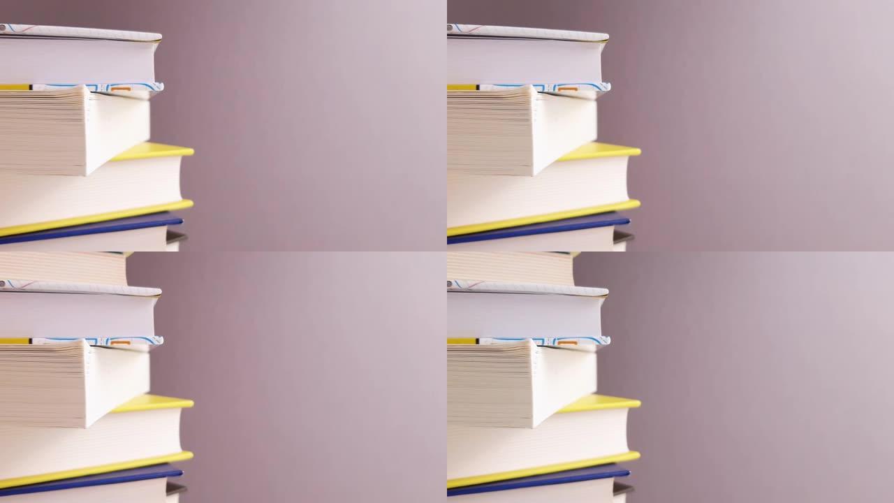 书籍在框架中央的白灰色背景上堆放着不同的颜色，其中一本书用复制空间奠定了教育学习学校学习研究的概念。