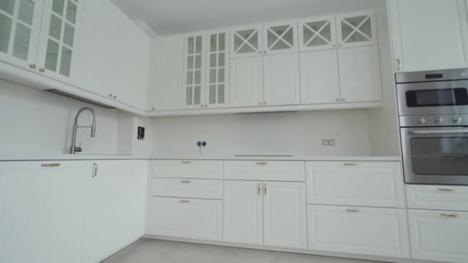 新公寓内部，现代厨房白色家具组装