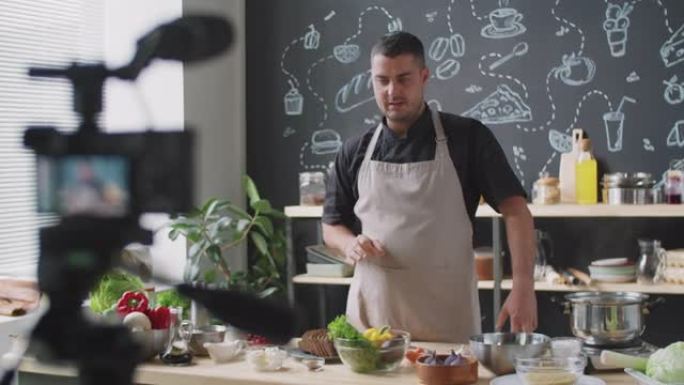 男子在厨房录制烹饪视频日志