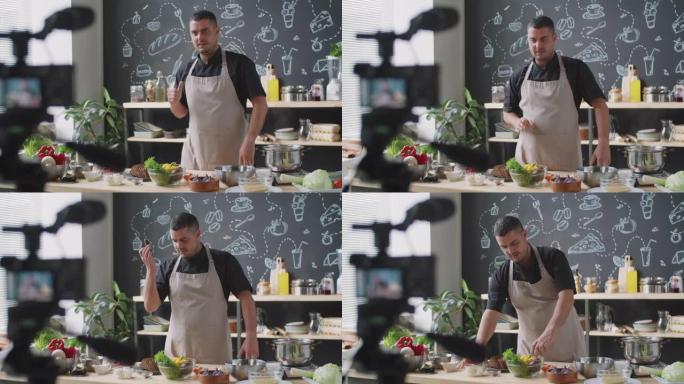 男子在厨房录制烹饪视频日志