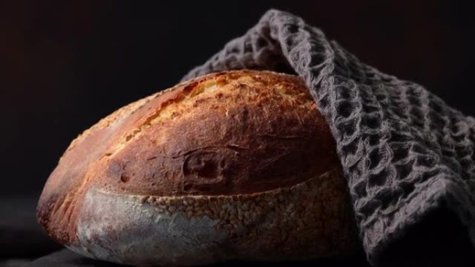 面包店里新鲜出炉的工匠面包放大