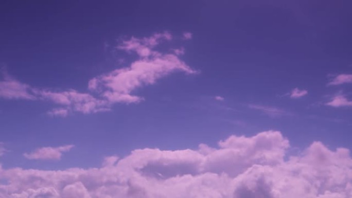 天空上的云，紫色的音调，时间流逝