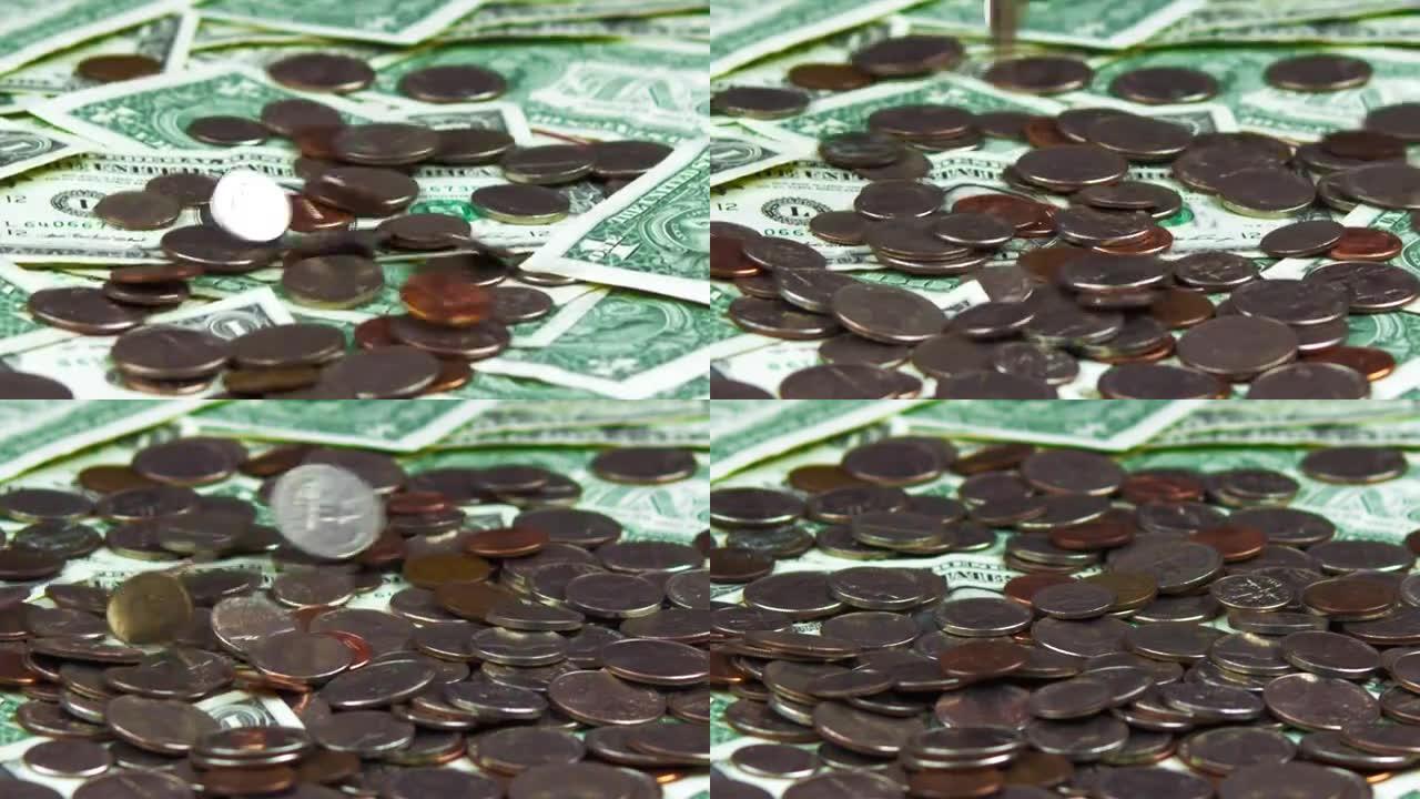 硬币散落在分散的美元上