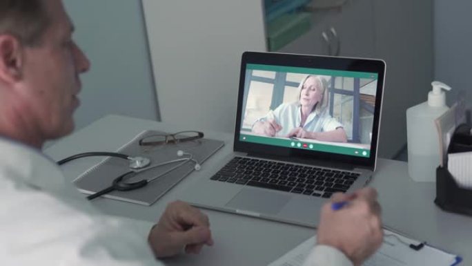 老男医生通过远程医学在线视频通话与高级患者交谈。