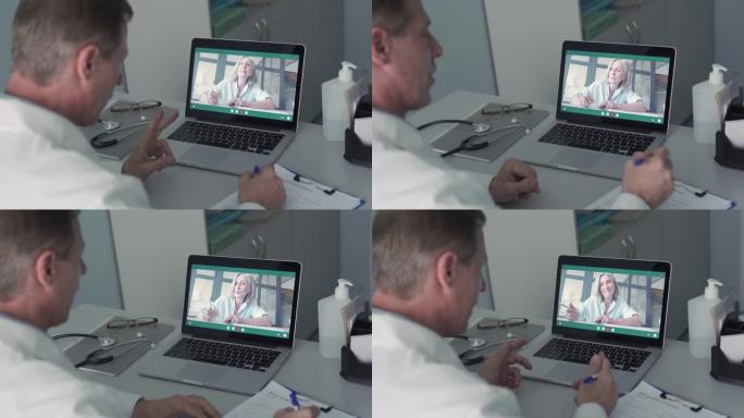 老男医生通过远程医学在线视频通话与高级患者交谈。