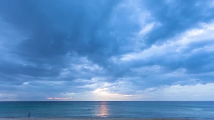 普吉岛卡隆海滩的延时日落