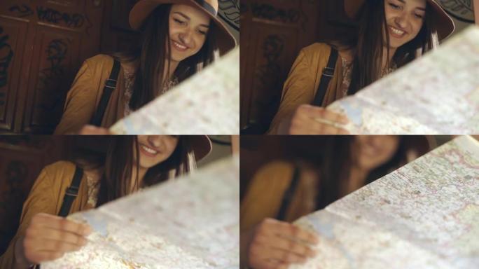 微笑的女人在看地图