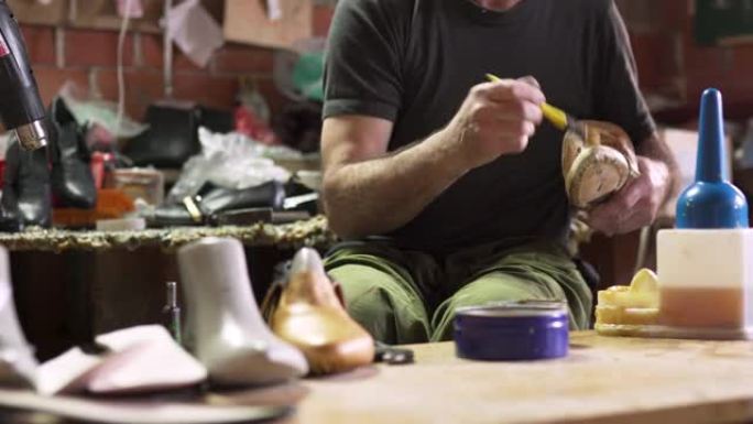 鞋匠在他的车间里制作新鞋子