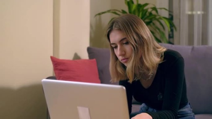 土耳其年轻女子在家工作或学习，桌上摆着电脑，端着咖啡杯