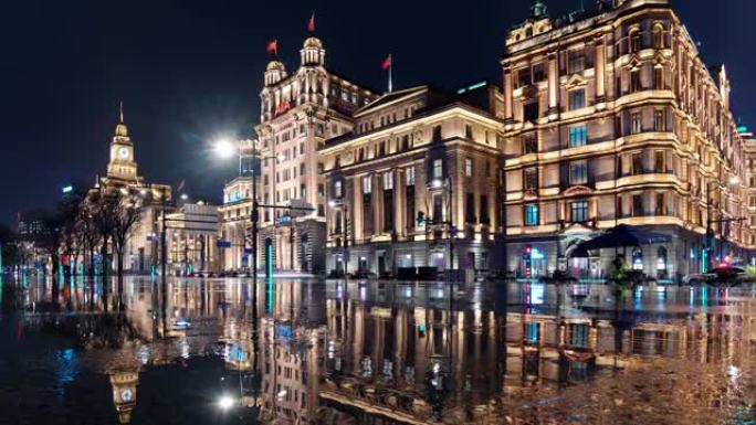 雨天上海外滩景观的4k延时镜头，夜间驾驶车灯完美反映历史建筑地标。