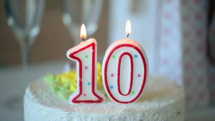 生日蜡烛作为10号10在桌上的甜蛋糕上，10岁生日