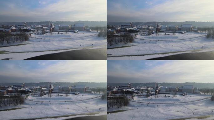 空中4k冬季镜头位于内穆纳斯河和内瑞斯河交汇处的老城区考纳斯城堡上