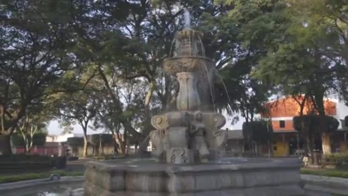 安提瓜危地马拉中央公园的警报器喷泉-美丽的殖民公园，在安提瓜危地马拉设有喷泉