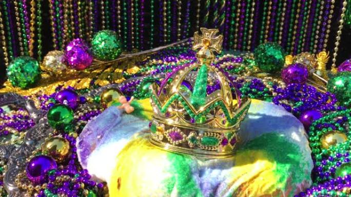 狂欢节上的蛋糕上有王冠和围满彩珠的小婴儿