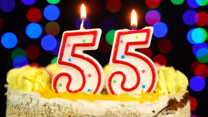 55号生日快乐蛋糕Witg燃烧蜡烛礼帽。