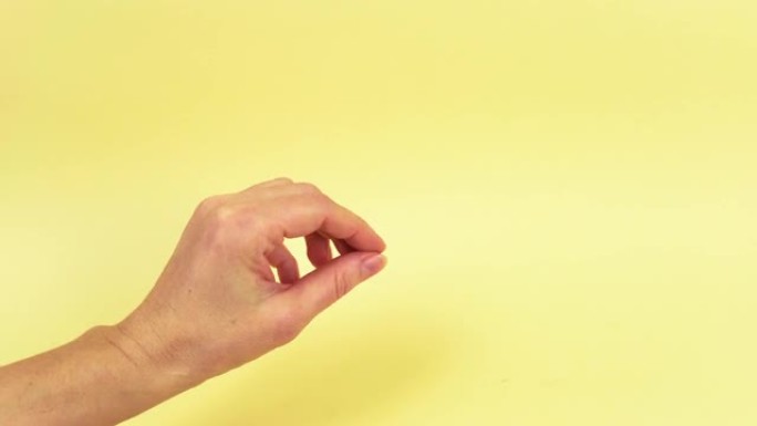 4k白色母鸡蛋的女人的手指之间的奇妙外观，增加和减少。