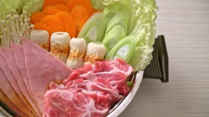 寿喜烧或沙布火锅黑汤配肉类生菜-日本美食风格