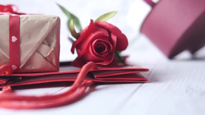 桌子上玫瑰花和礼品盒的特写