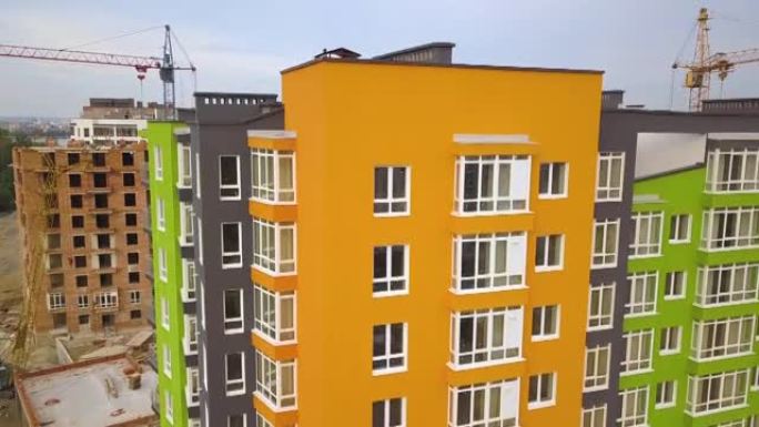 在建高公寓楼的城市住宅区鸟瞰图。