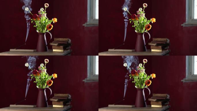 香棒旁边花瓶里的毛茛花视频