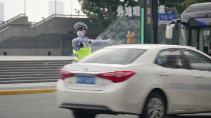 交警路口执勤