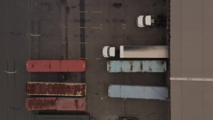 货港物流停车场停放的卡车和集装箱的俯视图