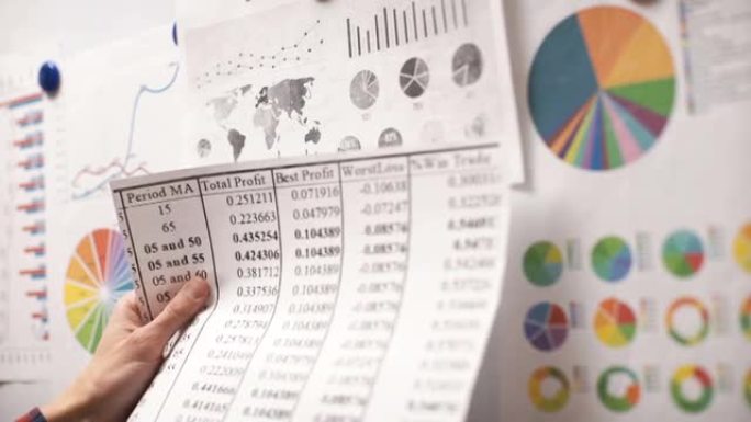商人用图表和图表检查文件。