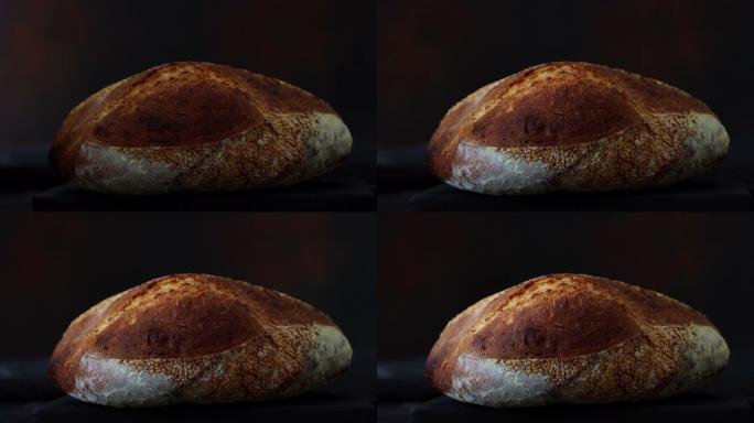 新鲜出炉的工匠面包在面包店发光