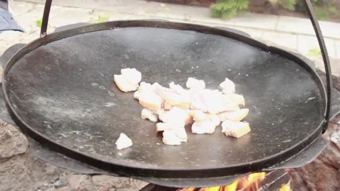 小块脂肪在大煎锅里用煤油炸