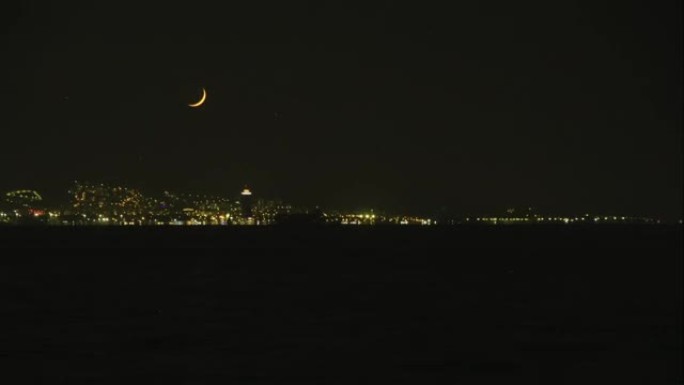月亮在伊兹密尔市上空落下