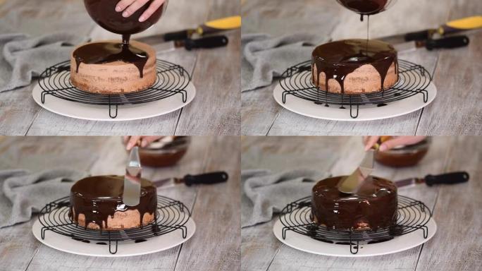 用融化的巧克力给巧克力蛋糕上釉。女人在蛋糕上倒巧克力