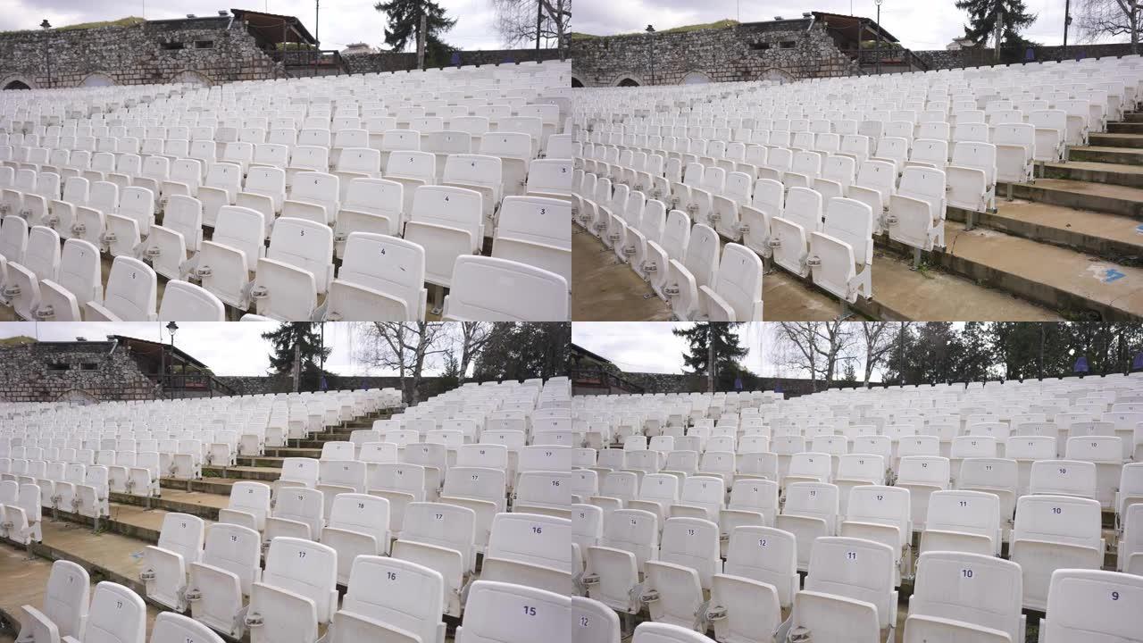 礼堂空排的编号白色可折叠椅子