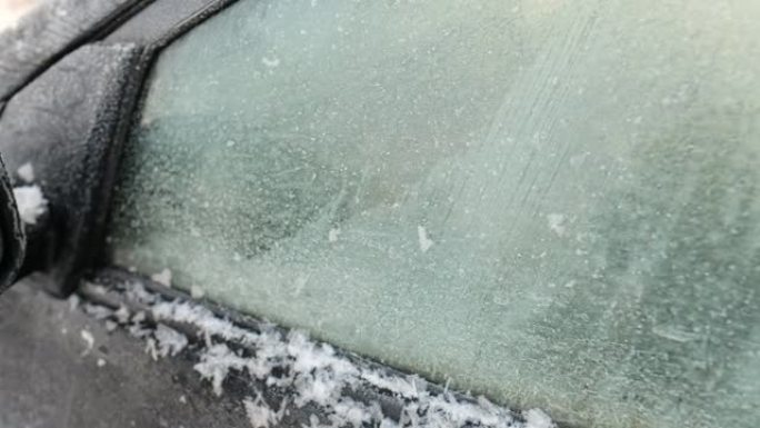 冰花，冰冻。冰冷的霜冻在汽车上的车窗、引擎盖和雨刮器上形成美丽独特图案的冰晶