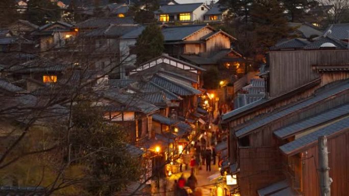 夜幕降临的日本京都传统街道