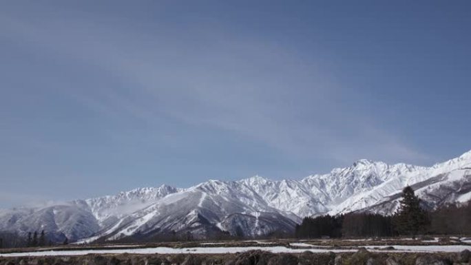 在日本白场，有云雾的雪山是美丽的风景。