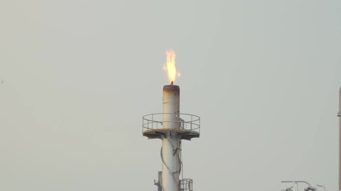镜头B在炼油厂石油和天然气中央处理平台的火炬烟囱上起火，同时燃烧有毒物质并释放出压力。