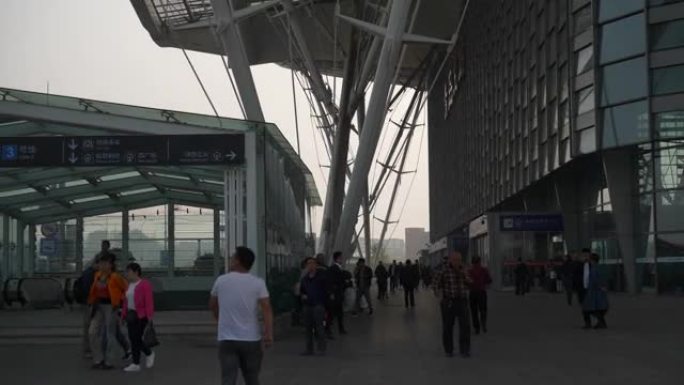 白天时间青岛市著名的中央火车站前广场地铁站入口慢动作全景4k中国