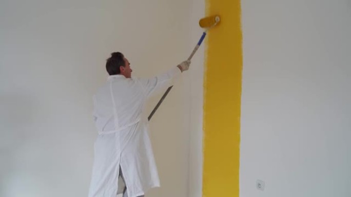 用充满活力的黄色油漆赋予墙壁新的生命