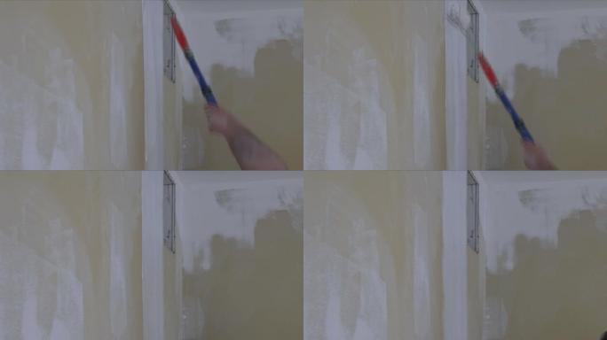 在用于粉刷墙壁的房屋中进行白色修复的底漆中粉刷墙壁