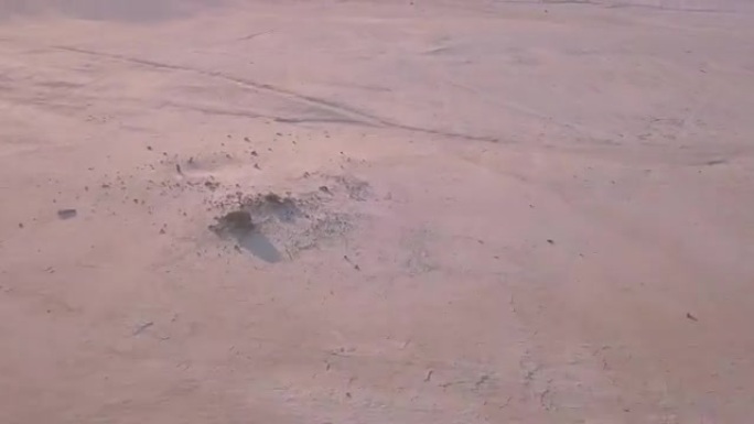 在沙漠中飞行的无人机的4k鸟瞰图