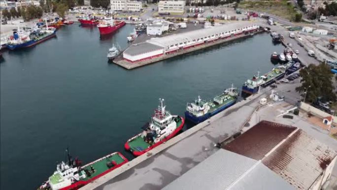 在海关附近的希腊，用不同大小的船只拍摄了Keratsini港口的航拍视频