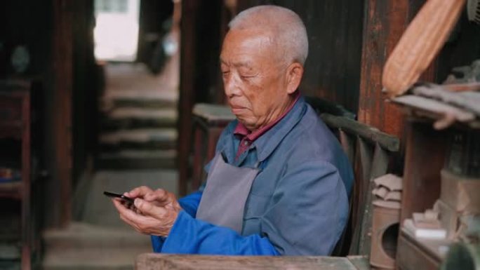 中国老人使用手机老年人手工业者店铺