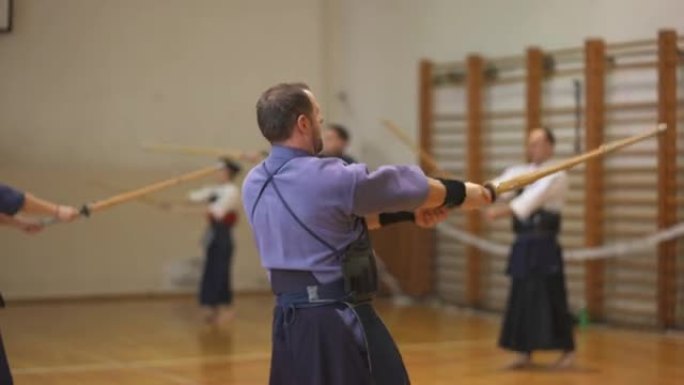 武术老师与他的学生练习剑道动作