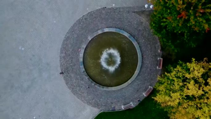 从无人机的角度看圆形喷泉的鸟瞰图