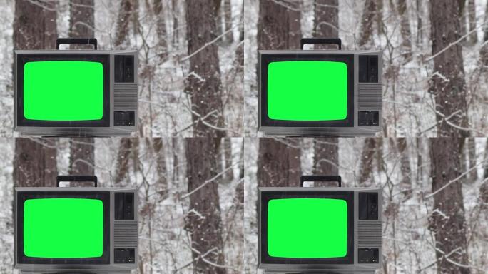 冬天下雪的森林里有绿屏的老式电视
