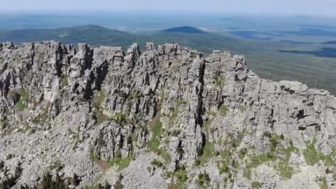夏季，无人机在巨大的岩石上飞行