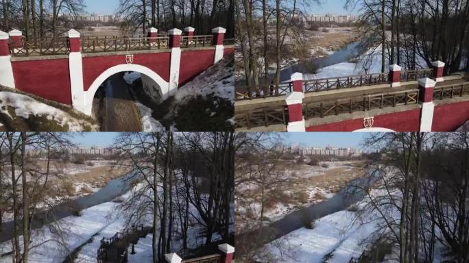 白俄罗斯明斯克洛什察公园的建筑。爬升过拱门。冬季景观。