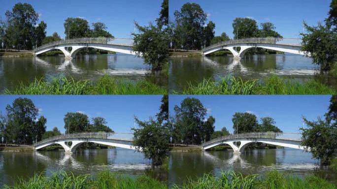 伊万诺-弗兰科夫斯克市公园的恋人桥